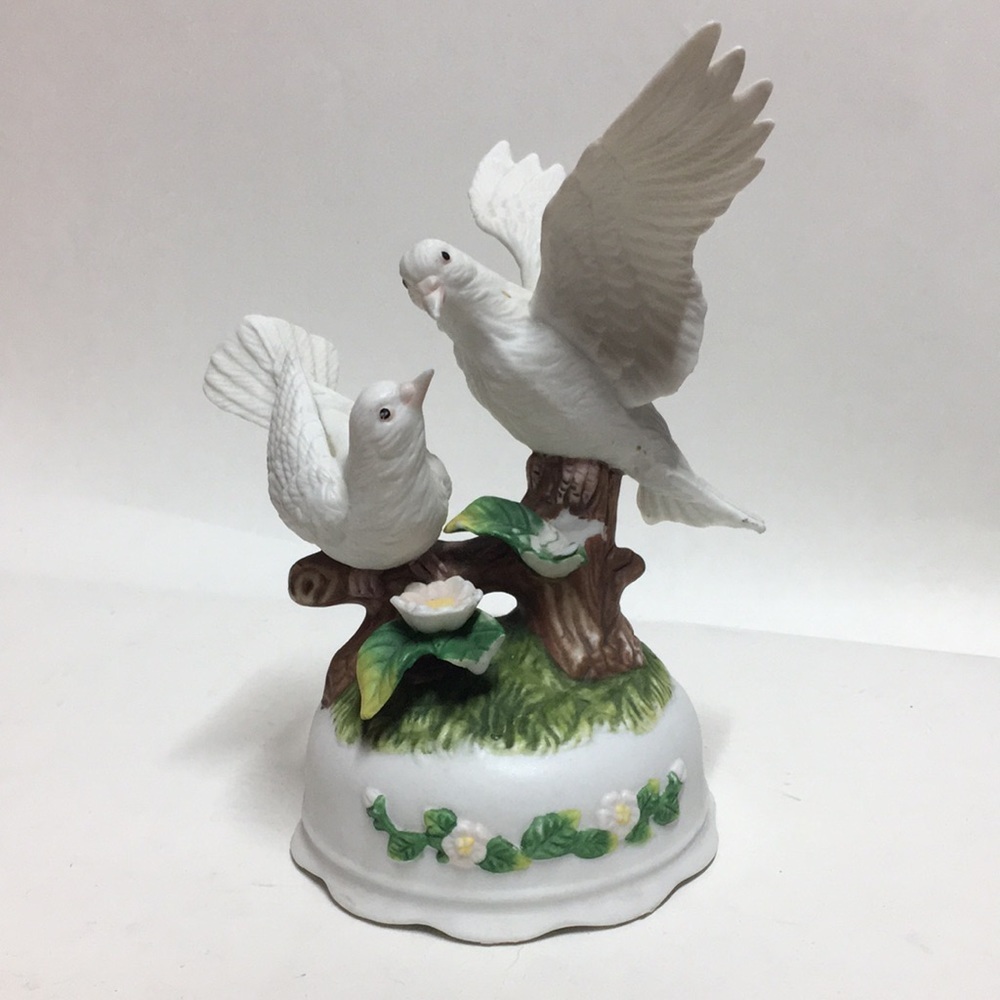 WIND-UP Musical Figurine of Two Perched Birds